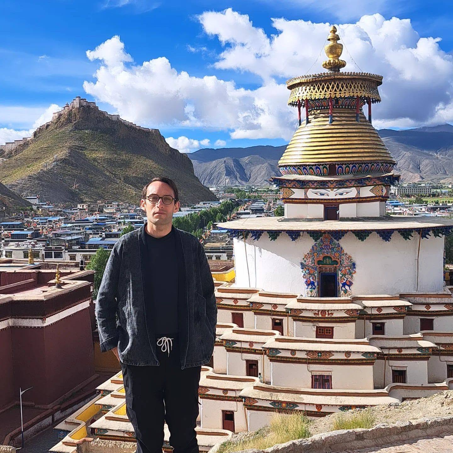 Bryan Sauvadet於佛塔前的個人照片