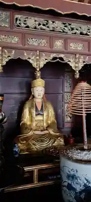 A gilded seated figure among the temple’s historic images.