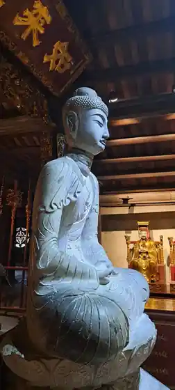 Góc nhìn nghiêng của pho A Di Đà thời Lý.