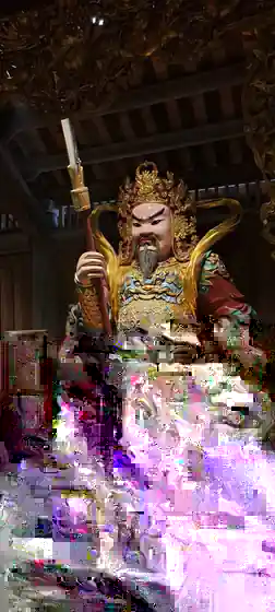 Một tượng hộ pháp lớn trong không gian nghi lễ hiện nay.